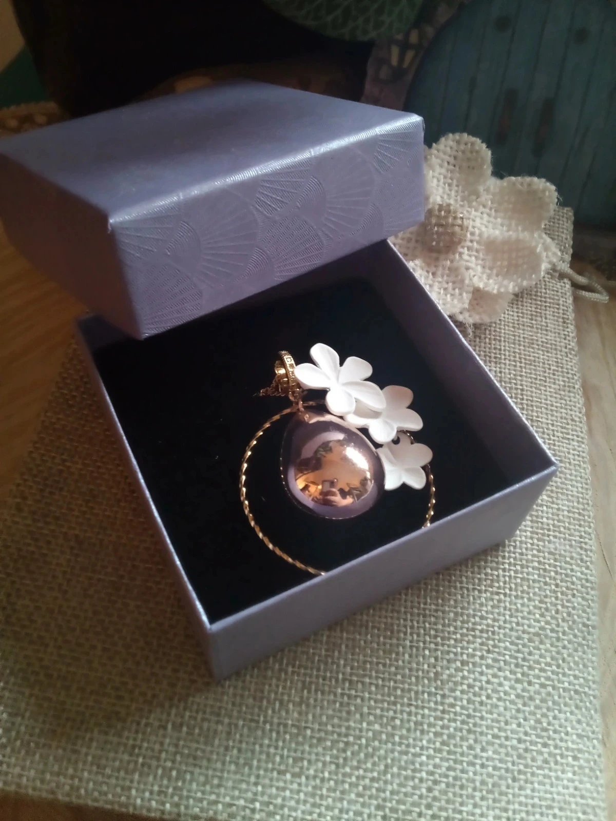 Collier sautoir BOLA goutte et fleurs blanches